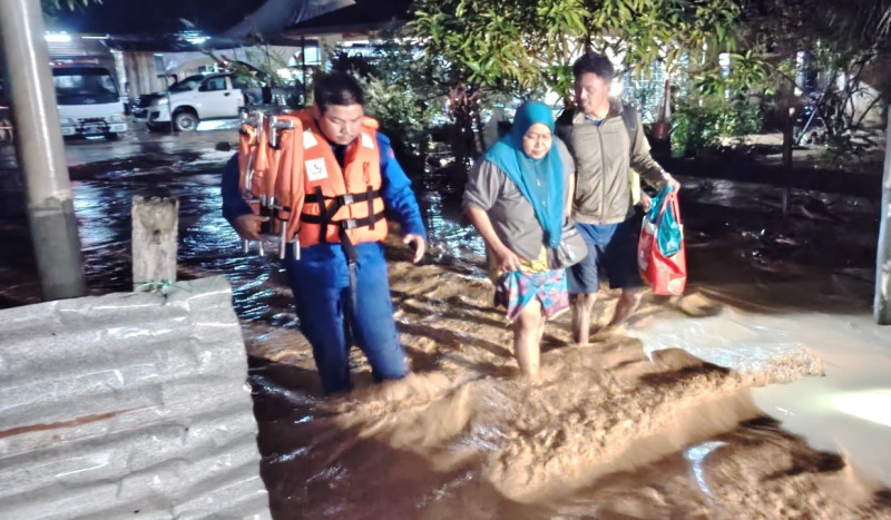 Sabah floods force over 1,700 from their homes