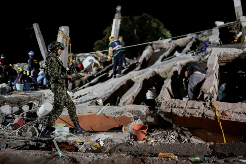 Colombia quake death toll climbs as rescuers dig through rubble for survivors