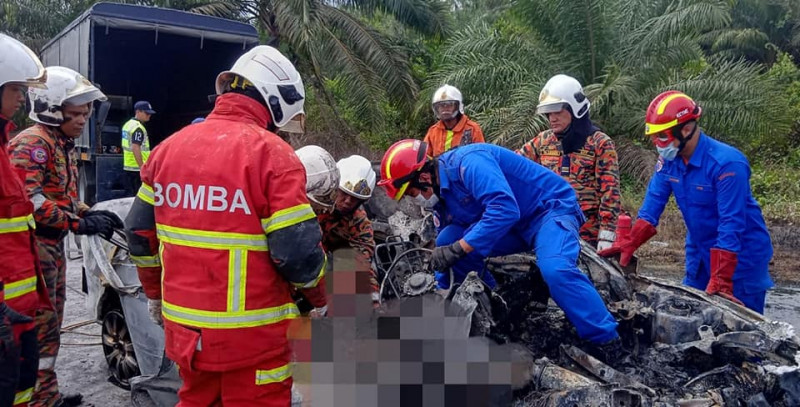 Two burnt to death in car-lorry collision in Pahang