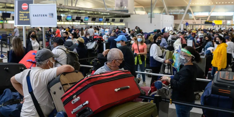 Hundreds of flights axed as US kicks off long holiday weekend