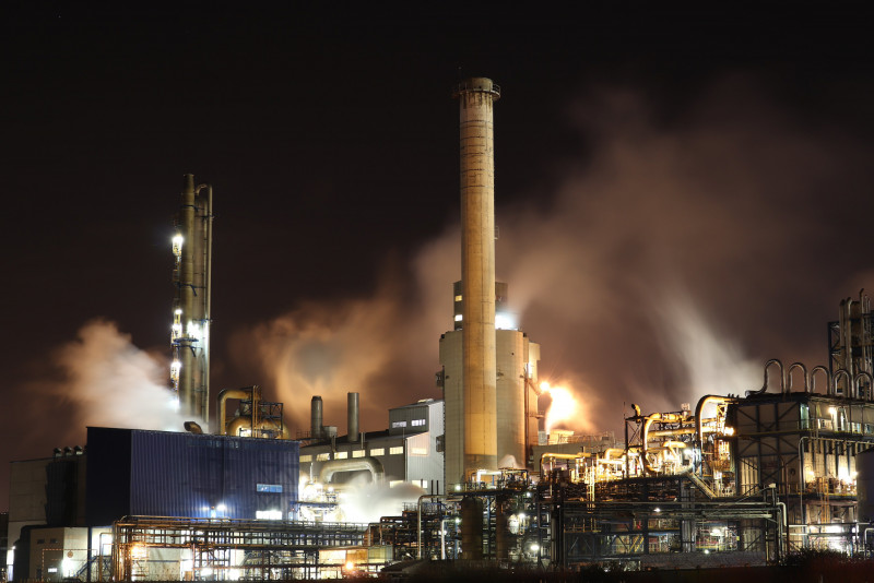 Dwindling US oil inventories push prices up