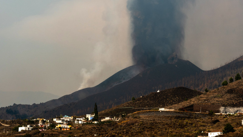 Canary Islands Volcano Lava Reaches Sea Raising Toxic Gas Fears World The Vibes 