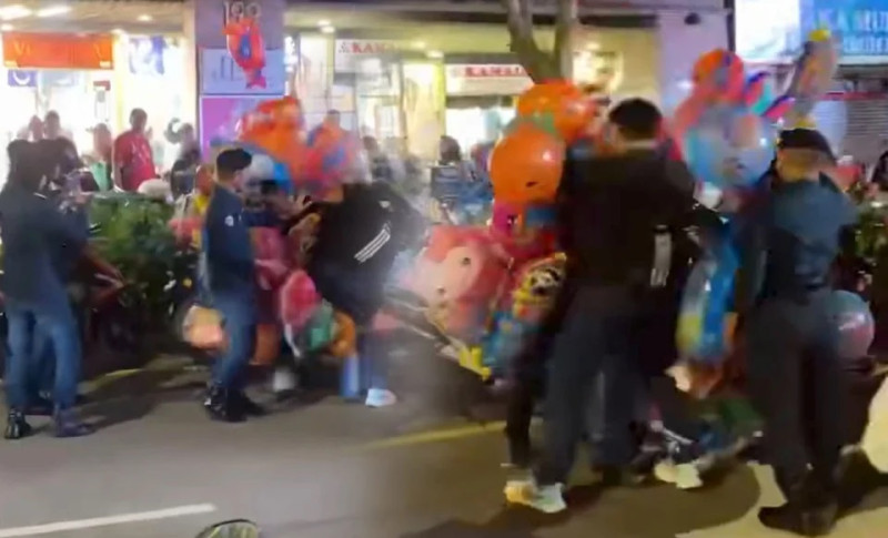 Chaos erupts on Jalan TAR as unlicensed vendors clash with DBKL enforcement officer