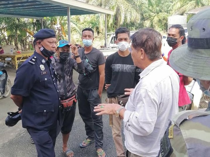 [UPDATED] Evicted Raub durian farmers in stand-off with state authorities