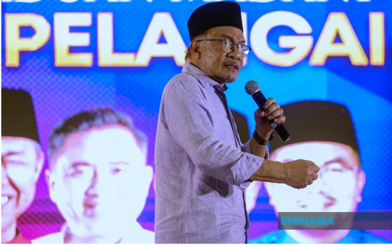 Jealous quarters want to break up unity govt, Anwar tells Pelangai voters
