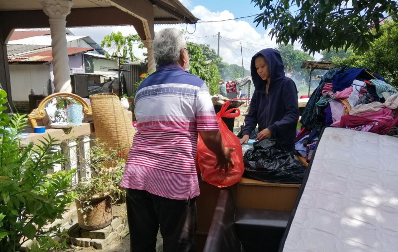 56-year-old, 6 volunteers help starving flood victims