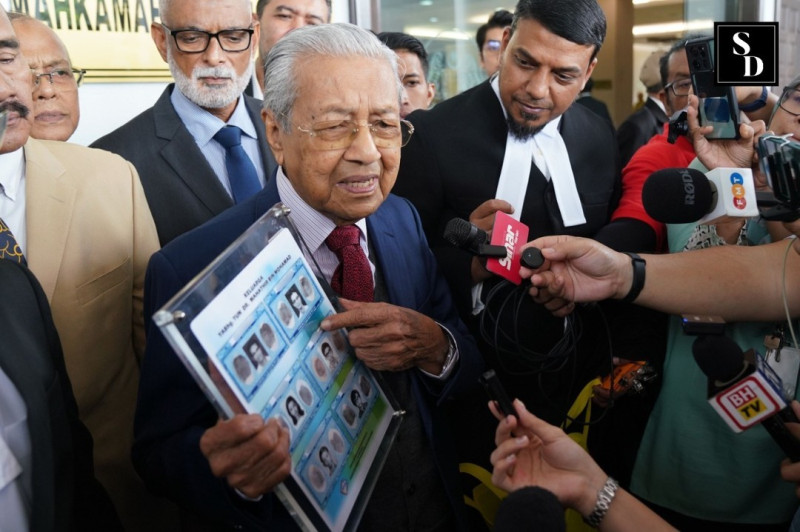 Court screens press conference videos in Zahid’s contempt case against Dr Mahathir