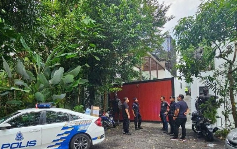 Parang-wielding robbers told victim ‘don’t make noise’ and ‘stay quiet, say police