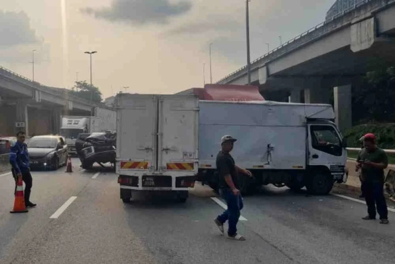 Two killed after multi-lorry crash on DUKE highway in Kuala Lumpur