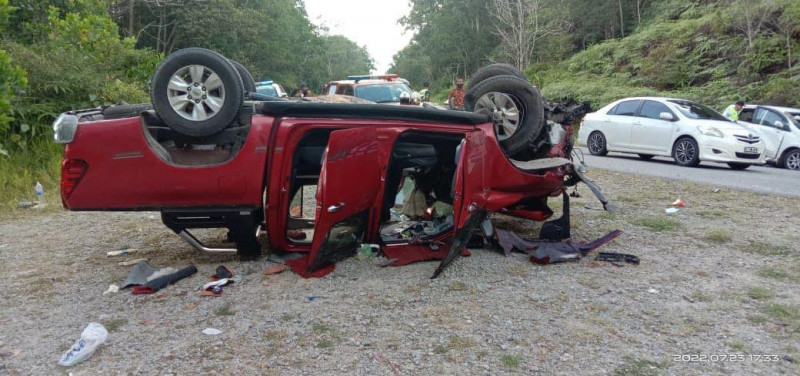 Fatal crash: pick-up truck loses control, crashes into MPV