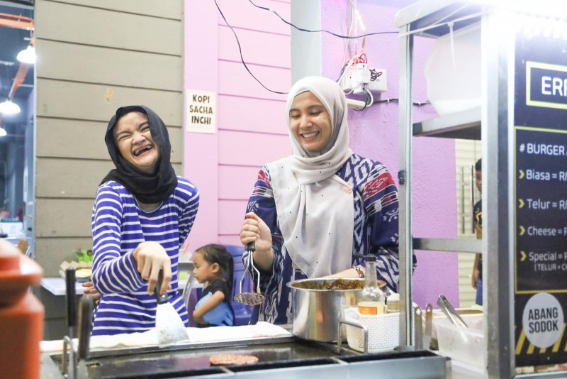 Disabled woman running burger stall receives surprise visit from Nurul Izzah