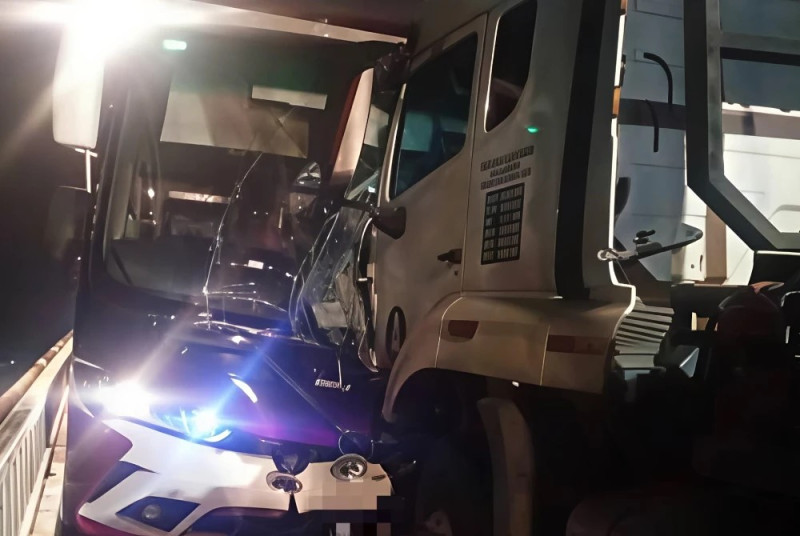 Passenger bus collides with trailer on Endau bridge, all 30 passengers safe