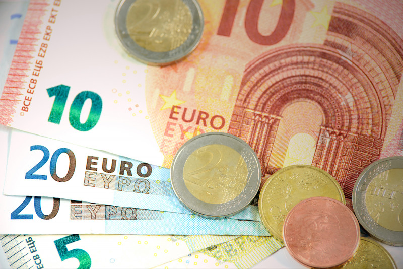 Euro slumps close to dollar parity