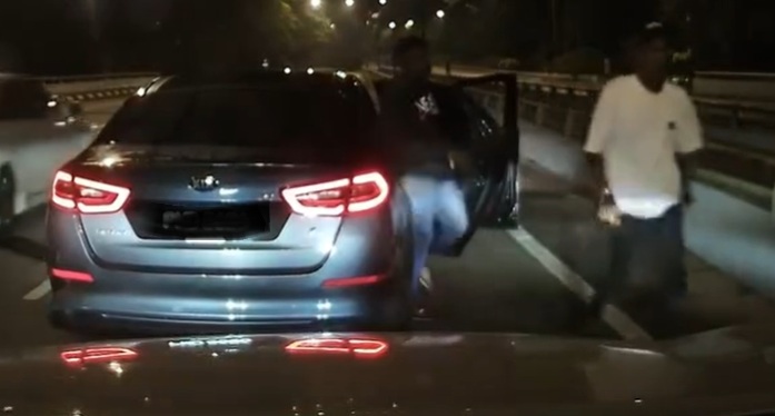 Duo arrested after brandishing parang at motorist who flashed high beam at them (video)