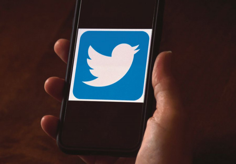 Twitter board backs chief Jack Dorsey after ouster bid