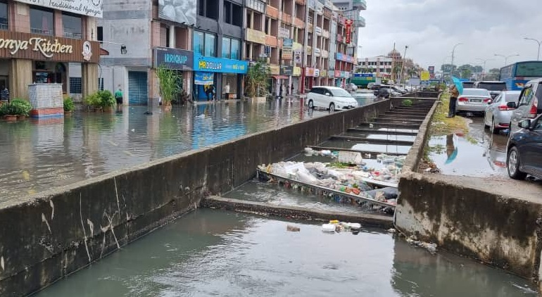 Non-stop rain causes flash floods to hit Klang