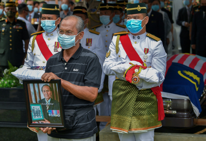 Late Awang Raweng laid to rest 
