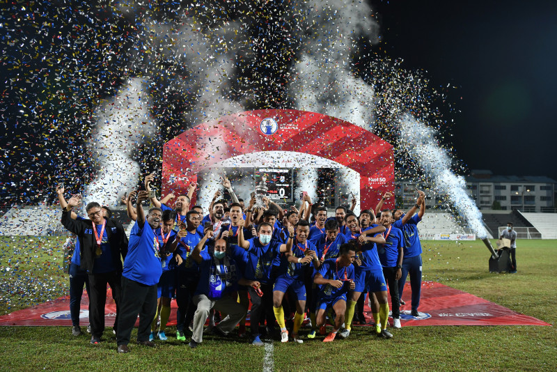 Penang lifts Premier League trophy 
