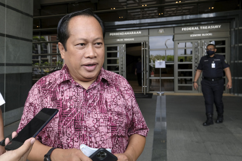 Prosecution to call 10 witnesses in Ahmad Maslan's money laundering, false statement trial