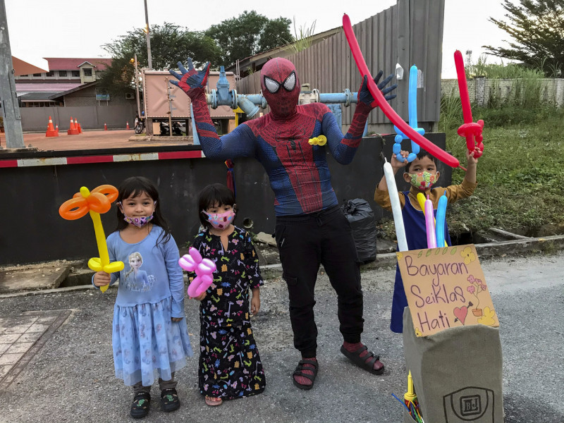 Real-life superhero: pay-as-you-want balloons bring cheer to families