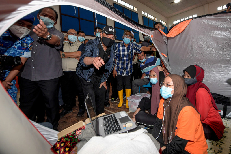 Muhyiddin visits Pahang flood victims