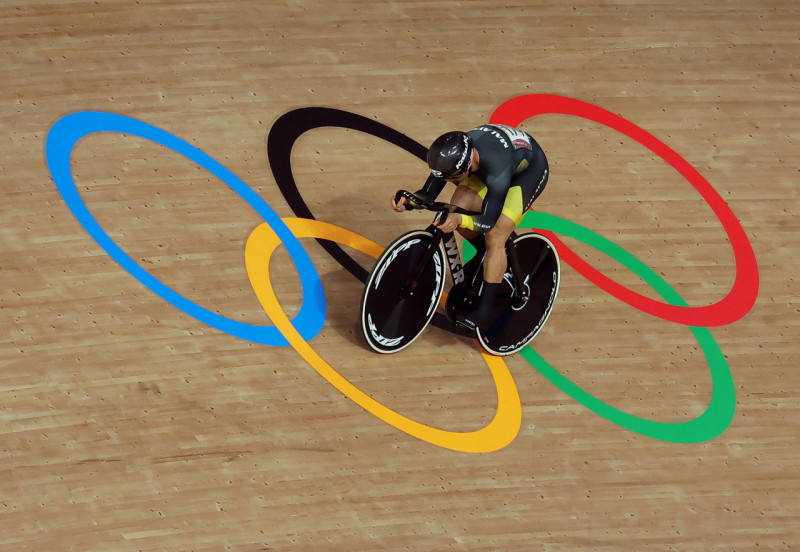 Azizulhasni, Shah Firdaus qualify for men’s sprint 1/16 finals despite scare
