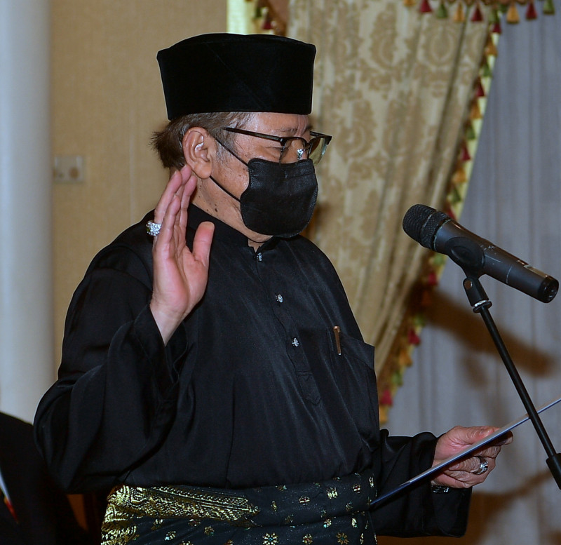 Abang Johari sworn in as Sarawak’s 7th chief minister