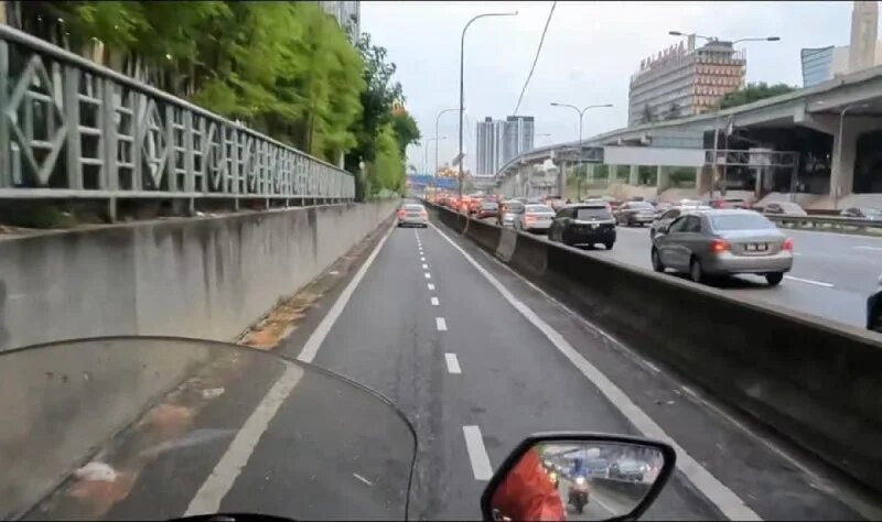 Car driver arrested after caught using motorcycle lane at Federal Highway 