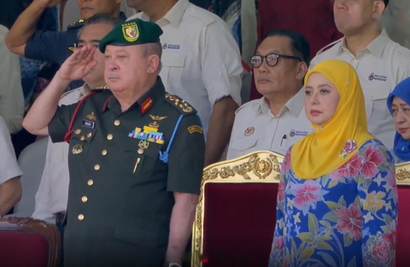 King, Queen lead National Day celebrations as more than 80,000 gather in Putrajaya