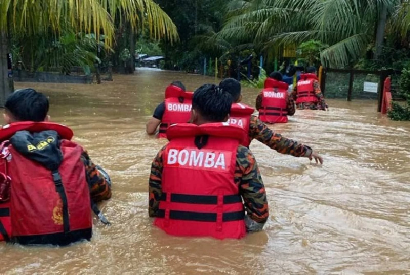 Floods trap dozens in Perak and Selangor following early morning downpour