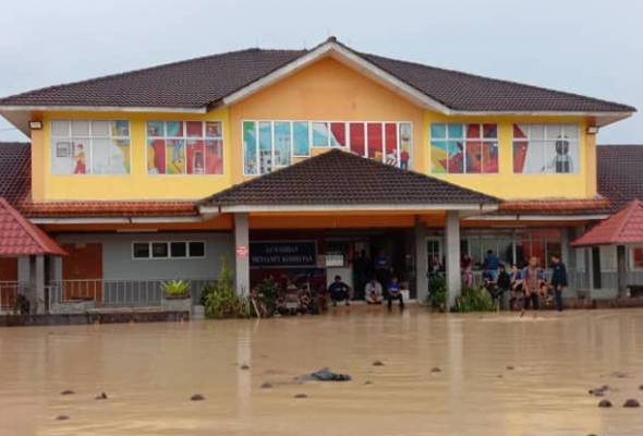 Fire Dept rescues 45 students, teachers, family of 12 from floods in Seremban