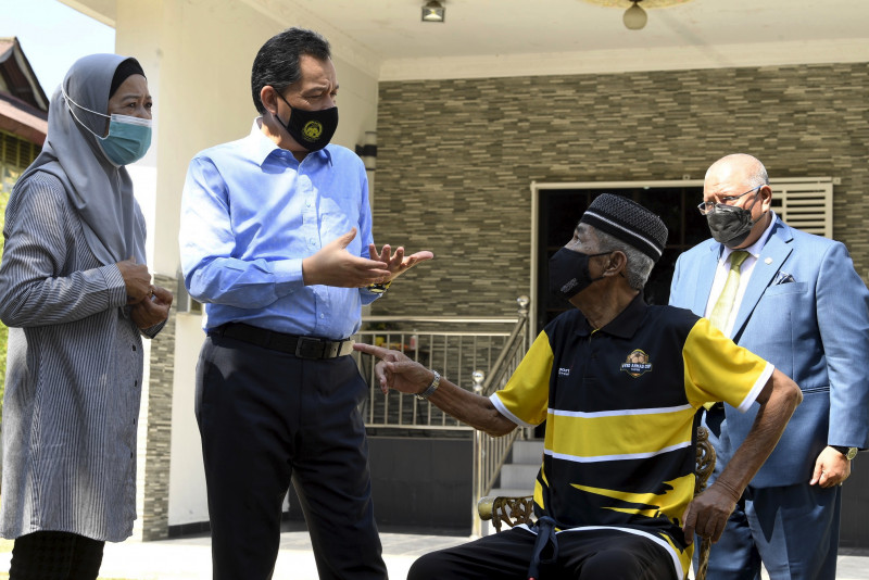 FAM president pays visit to ailing football legend Syed Ahmad