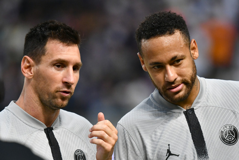 Could crisis-hit PSG throw away French title?