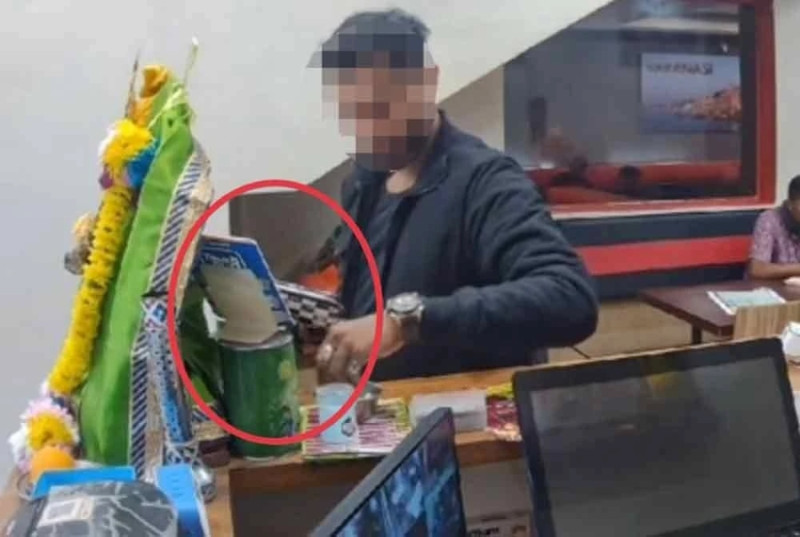 Man fakes nasi lemak order, replaces QR code to steal restaurant payments