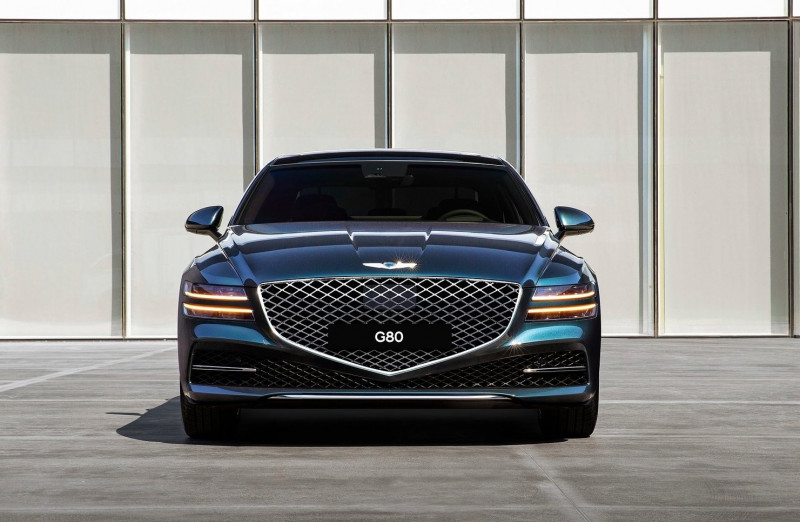 Genesis G80 takes on the Germans - Daniel Fernandez