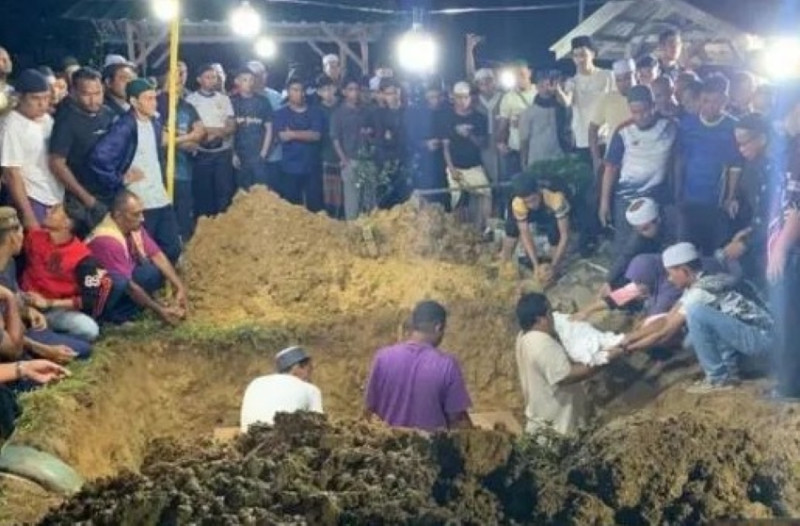 Gua Musang crash victims laid to rest in single grave