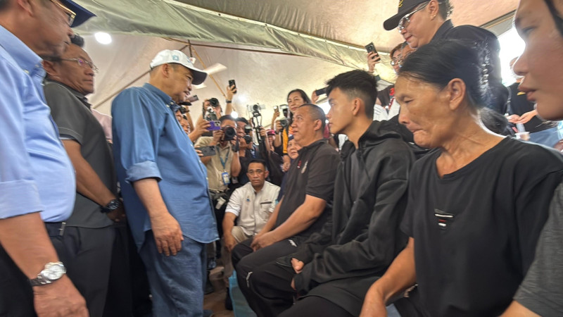 Hajiji tells Sabah to put politics aside as families bury landslide victims