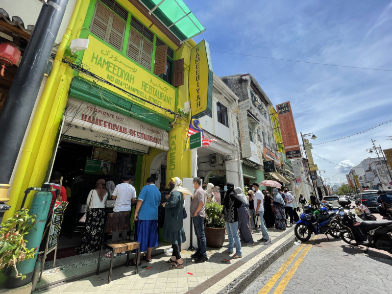Staff shortage leaves 200 Penang nasi kandar, mamak eateries at risk of closure 