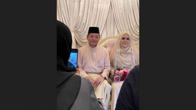 Struck by Cupid’s arrow, ex-IGP marries policewoman