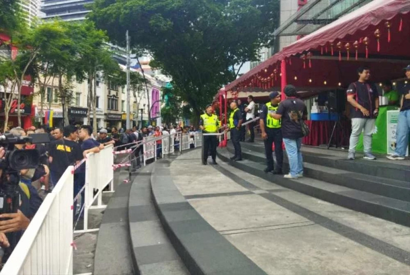 Crowds gather at Sogo for #TangkapAzamBaki rally as police monitor situation 