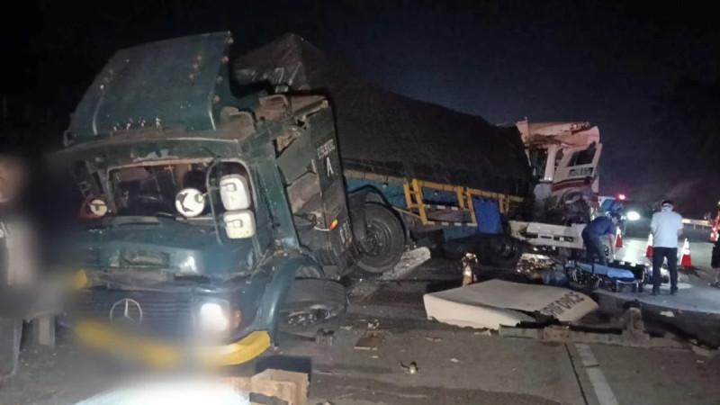 Thirty-one involved in multi-vehicle crash on North–South Expressway near Hulu Selangor