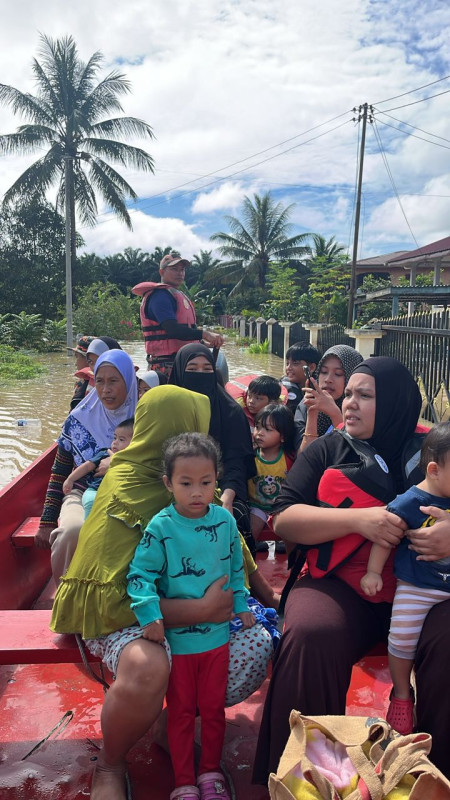 Sabah floods: Evacuees rise to 5,617 as more families displaced