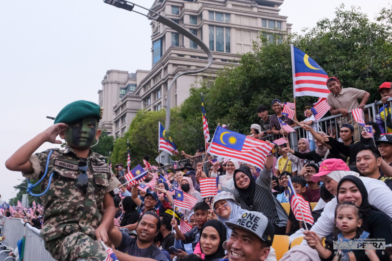 [UPDATED] Dataran Putrajaya a riot of colour as Malaysians throng for National Day