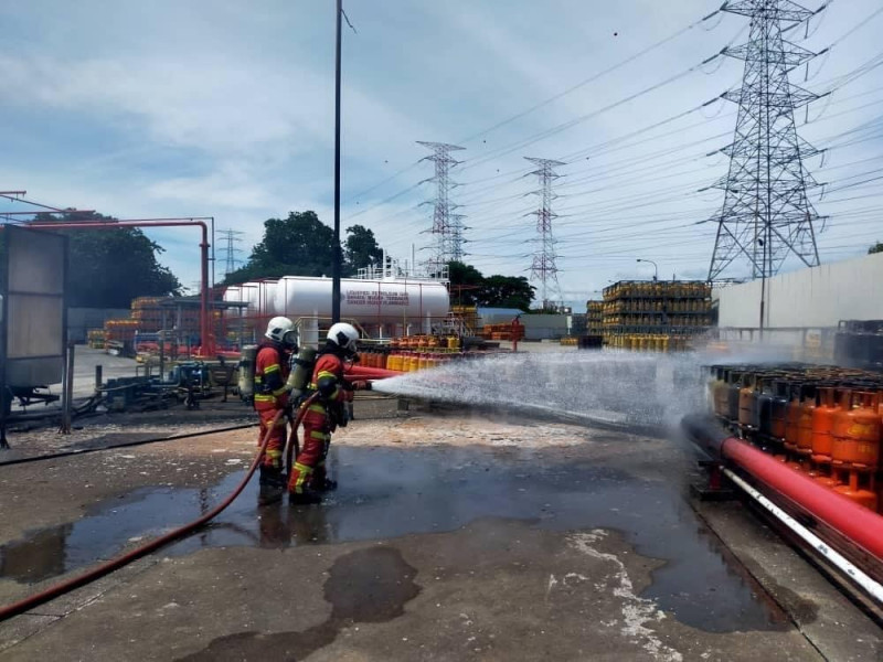 Gas barrels on lorry explode, driver suffers 2nd-degree burns