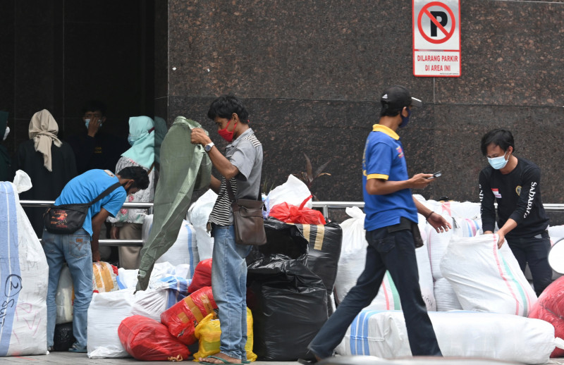 Indonesia tumbles into first recession in two decades