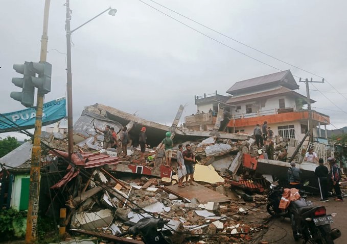 Indonesia quake kills 34 as rescues under way