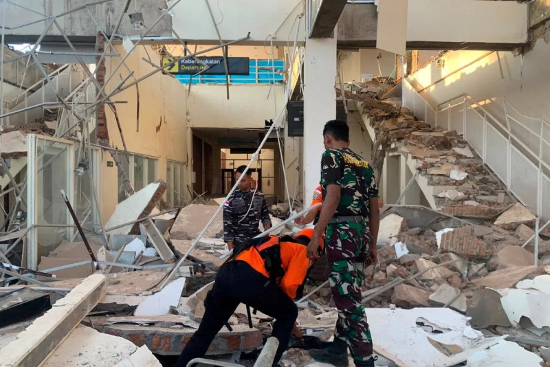 Powerful Flores 7.7-magnitude earthquake kills 20 as two remain buried