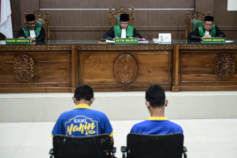 Islamic court in Indonesia sentences 2 men to public caning over sexual acts: kissing and hugging