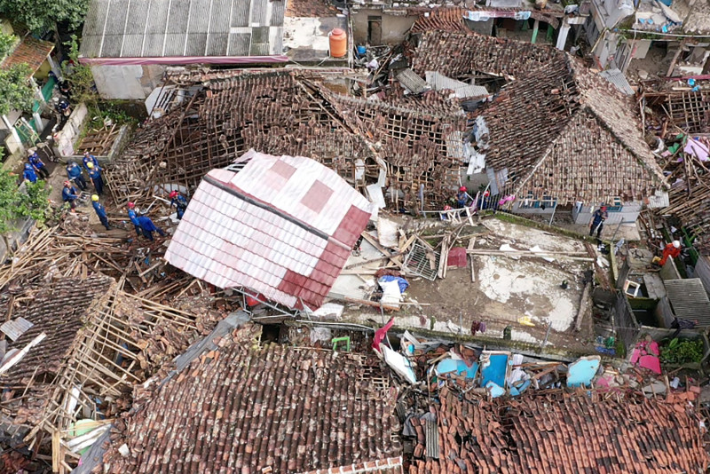 Rescuers save boy from Indonesia quake rubble after two days