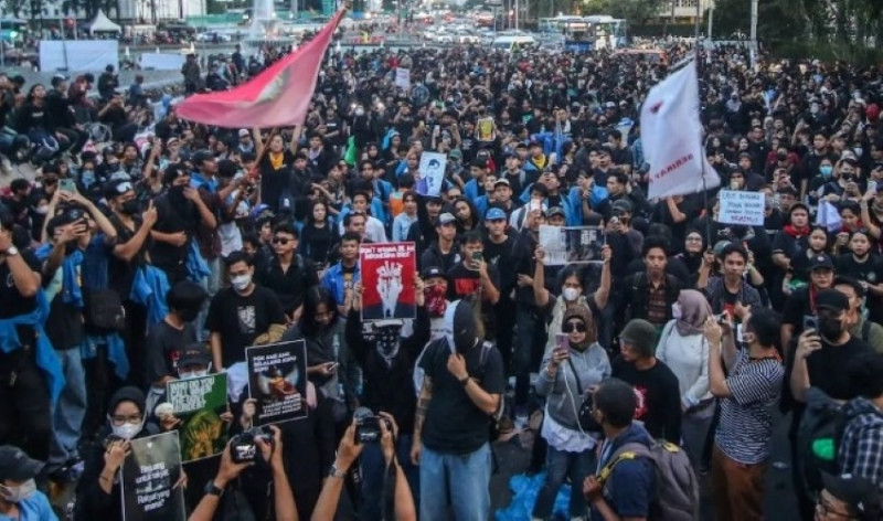 Indonesia detains 580 as protests escalate across East Java